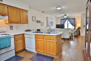 冷蔵庫、電子レンジ、オーブン、コンロ