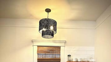 Een koelkast, een microgolfoven, een koffiezetapparaat/waterkoker