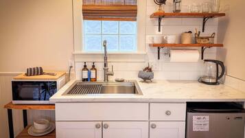 Kjøleskap, mikrobølgeovn, kaffetrakter/tekoker og brødrister