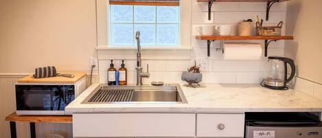 Frigorifero, microonde, macchina per tè/caffè, tostapane