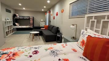 4 habitaciones, tabla de planchar con plancha, wifi y ropa de cama