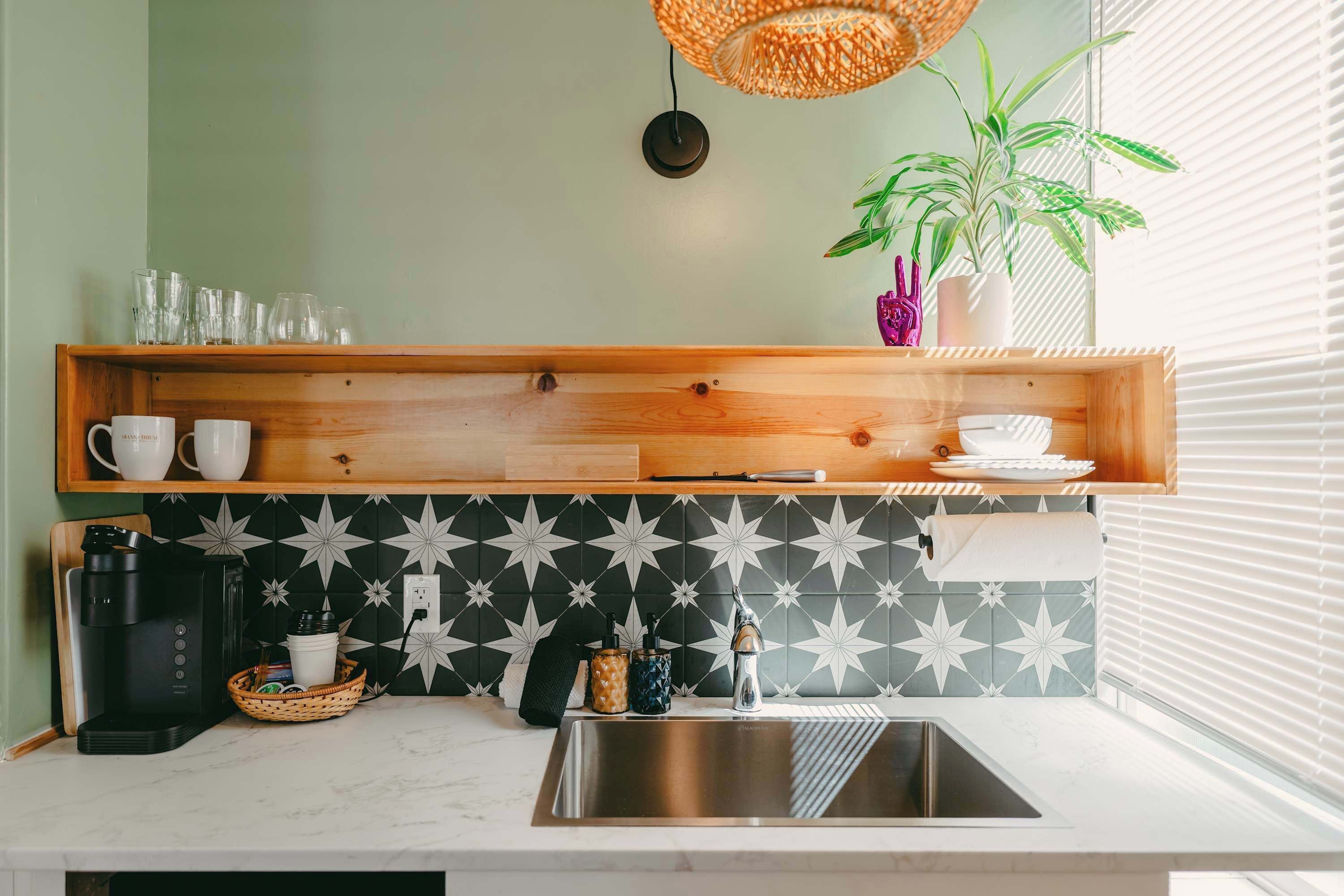 Réfrigérateur, four à micro-ondes, surface de cuisson, cafetière-théière