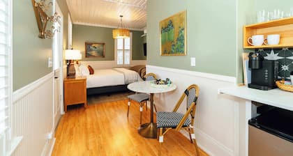 Grand Luxe Suite with Jetted Tub