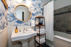 Shower, hair dryer, towels, shampoo - Swank Suites + Private Porch Patio (Ashland)