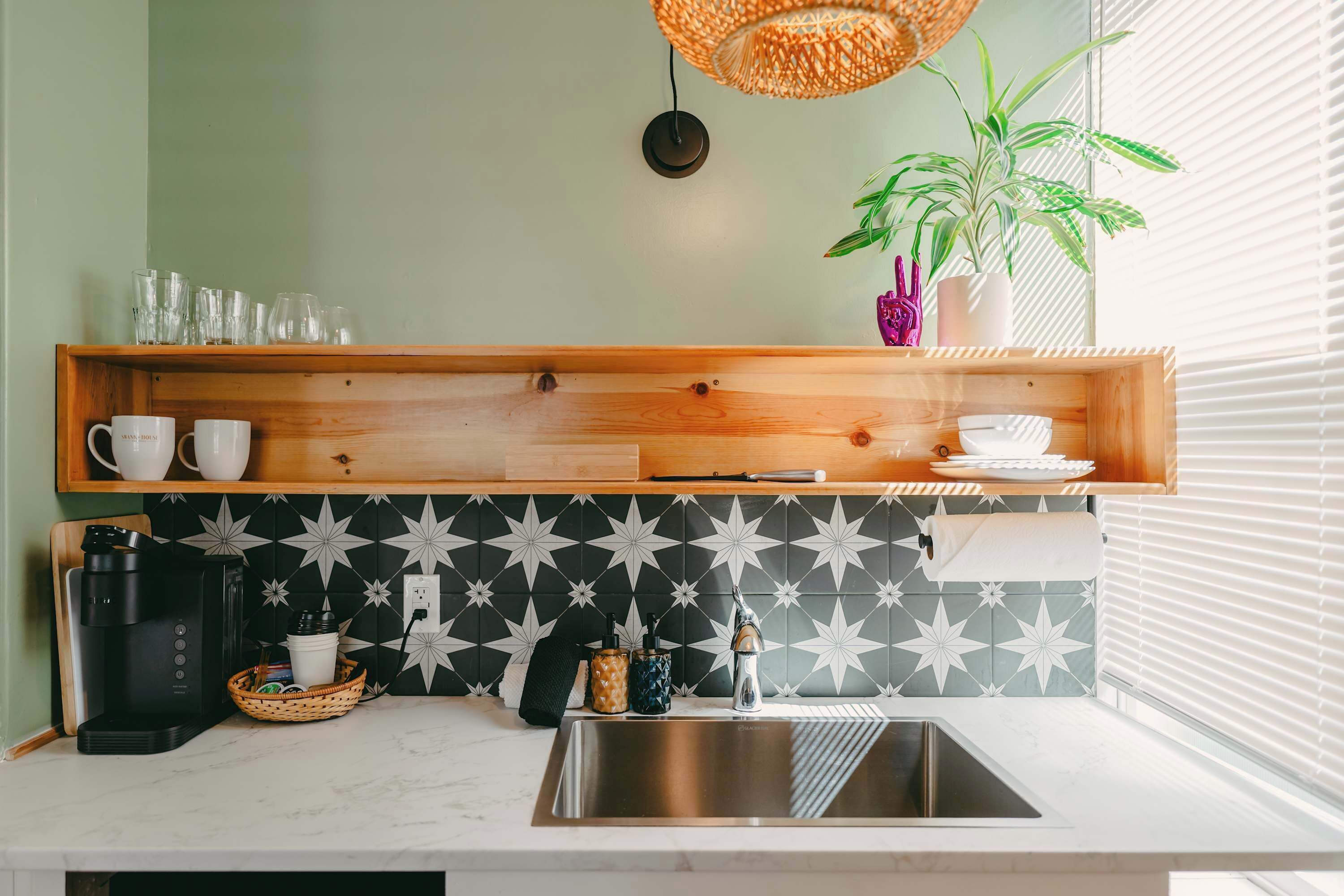 Kjøleskap, mikrobølgeovn, kokeplater og kaffetrakter/tekoker