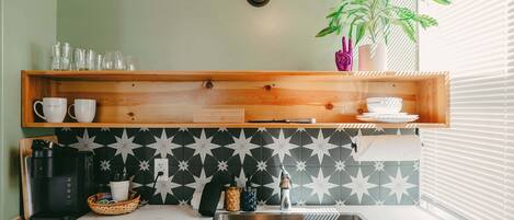 Frigorifero, microonde, piano cottura, macchina per tè/caffè