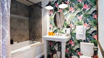 Een douche, een haardroger, handdoeken