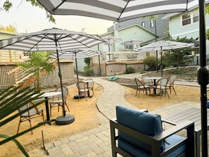 Outdoor dining - Swank Suites | King with Lux Tub (Ashland)