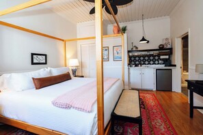 1 bedroom, iron/ironing board, WiFi, bed sheets - Swank Suites | King with Lux Tub (Ashland)