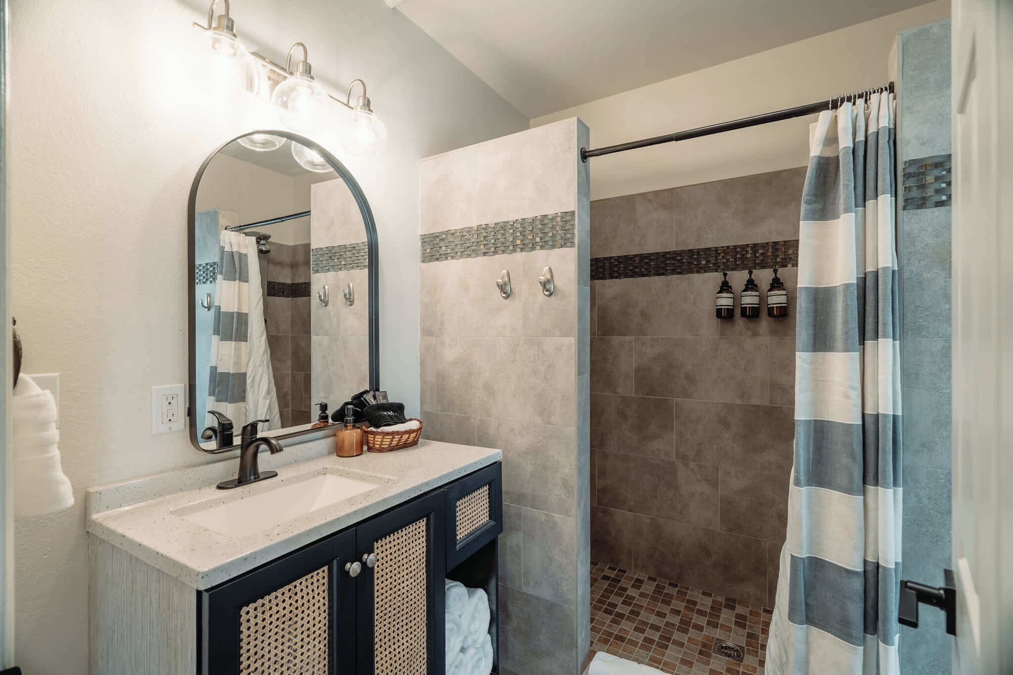 Bruser, hårtørrer, håndklæder