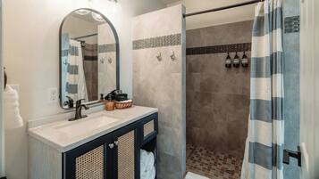 Regadera, secadora de cabello, toallas