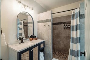 Een douche, een haardroger, handdoeken