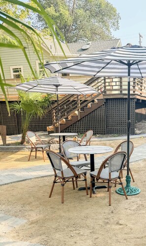 Outdoor dining - Swank Suites | King with Lux Tub (Ashland)