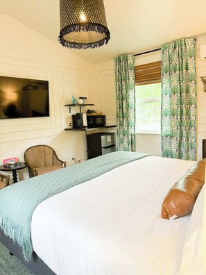 1 bedroom, iron/ironing board, WiFi, bed sheets - Swank Suites | King with Lux Tub (Ashland)