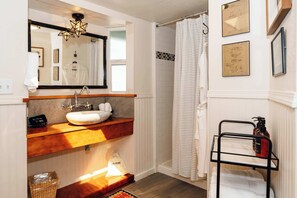 Shower, hair dryer, towels - Swank Suites | King with Lux Tub (Ashland)