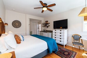 1 bedroom, iron/ironing board, WiFi, bed sheets - Swank Suites | King with Lux Tub (Ashland)