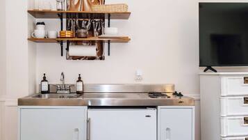 Mikrowelle, Wasserkocher mit Kaffee-/Teezubehör, Toaster