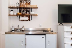 Mikrowelle, Wasserkocher mit Kaffee-/Teezubehör, Toaster