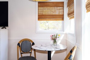 Dining - Swank Suites | King with Lux Tub (Ashland)