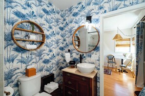 Shower, hair dryer, towels - Swank Suites | King with Lux Tub (Ashland)