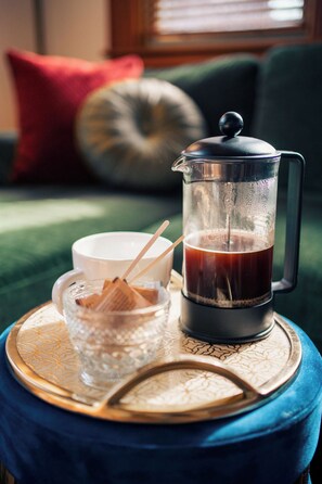 Kaffemaskine på bakke med kop og sukkerskål.