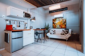 Televisión y oficina 