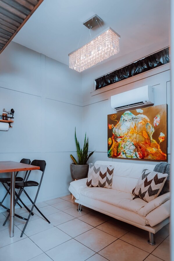 Televisión y oficina 