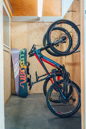 A wooden room with a bicycle leaning against the wall and a snowboard leaning against the wall. - Swank House -Downtown Suite- Pet Friendly (Ashland)