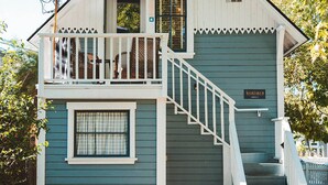A two-story building with a balcony and a staircase leading to the upper floor. - Affordable Luxury- One block to Downtown (Ashland)