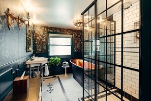 Een douche, een haardroger, handdoeken