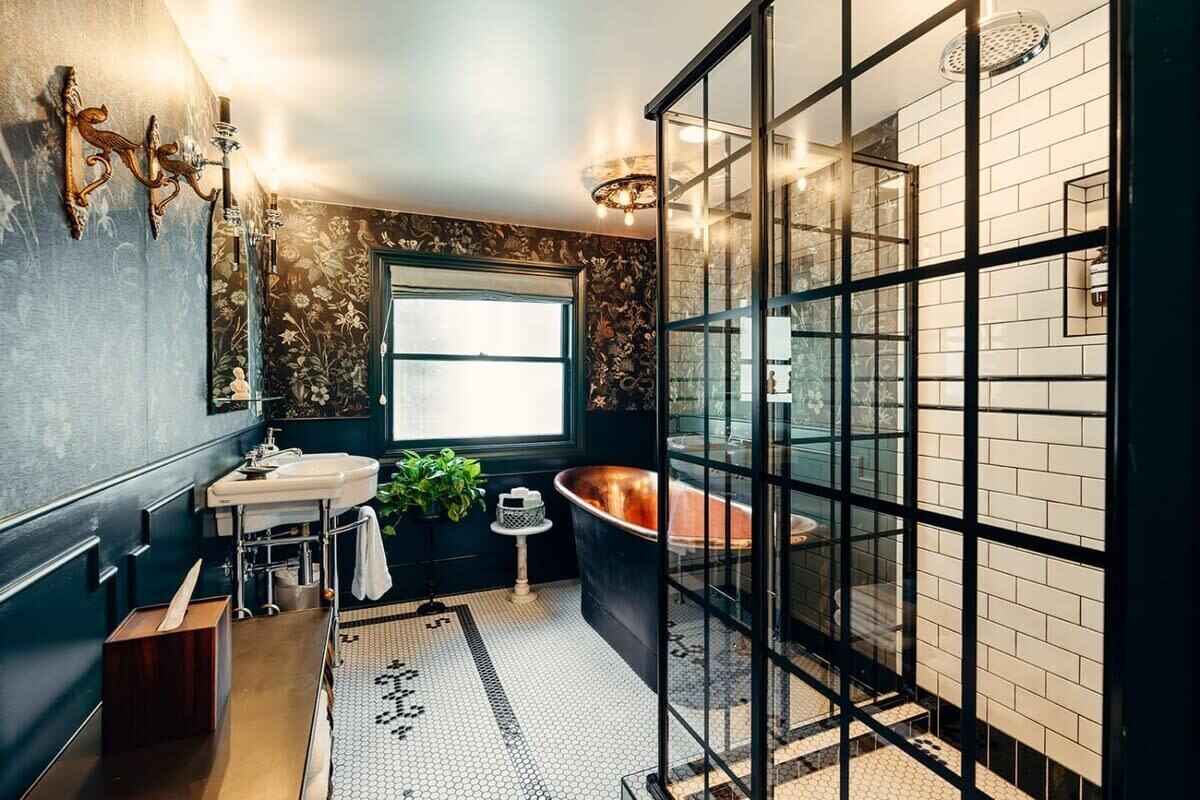 Dusch, hårtork och handdukar