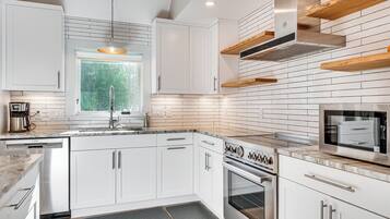 Geladeira, micro-ondas, cooktop, lava-louças