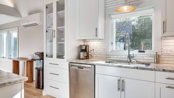 Geladeira, micro-ondas, cooktop, lava-louças