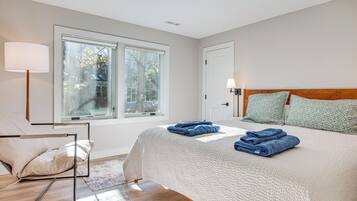 2 quartos, escrivaninha, ferros/tábuas de passar roupa