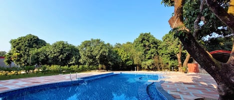 Alberca al aire libre, acceso de 08:00 a 21:00, y camastros