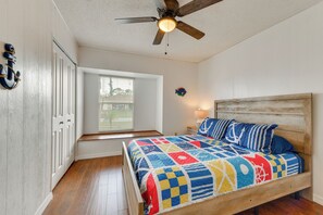 3 bedrooms, desk, iron/ironing board, travel cot - Family Friendly! Games! Waterfront North Port Home (North Port)