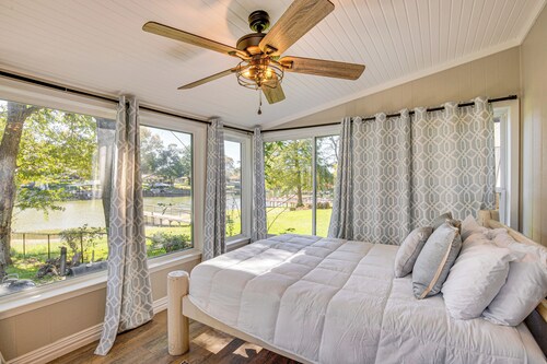 Waterfront Retreat w/ Hot Tub in Gun Barrel City!