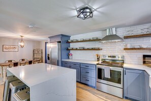 Kühlschrank, Mikrowelle, Herdplatte, Geschirrspüler