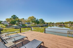 Terrace/patio - Waterfront Retreat w/ Hot Tub in Gun Barrel City! (Gun Barrel City)