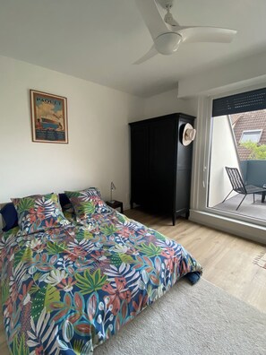 2 habitaciones, tabla de planchar con plancha y cuna de viaje 