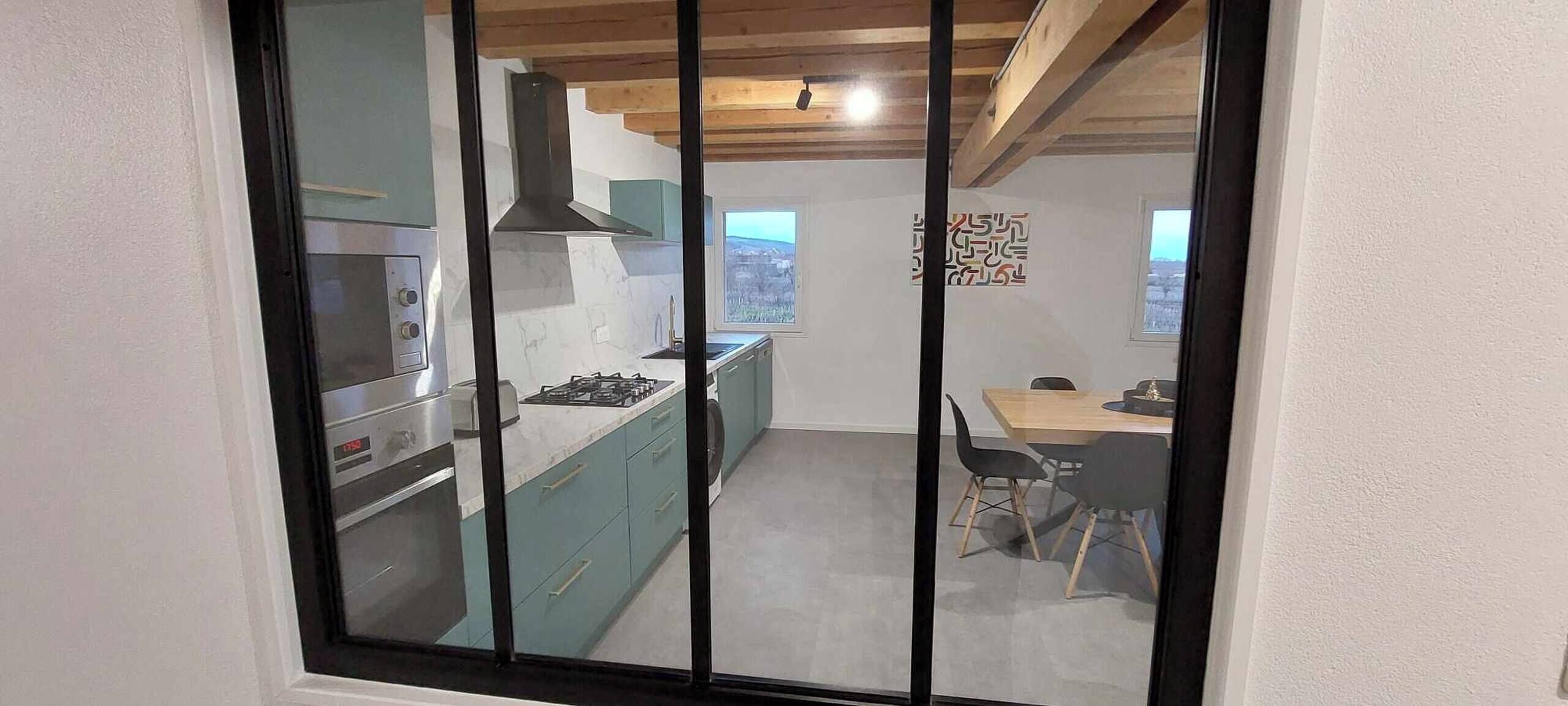 Een koelkast, een microgolfoven, een vaatwasser