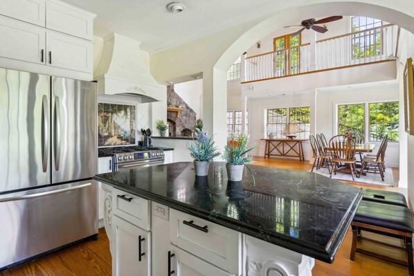 Refrigerador, microondas, horno, placa de cocina