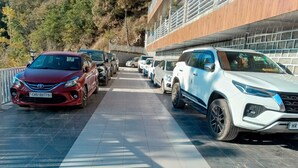 Un parking où de nombreuses voitures sont garées en rangées.