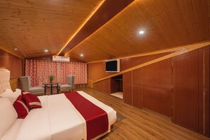 Luxe studio suite, 2 slaapkamers, terras, uitzicht op heuvels | Woonruimte | Een 42-inch ledtelevisie met kabelzenders