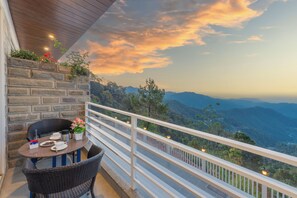 Executive Room, Hill View | Terrace/patio - Hotel Wood Stock Luxury (Kasauli)