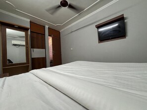 Deluxe Room | Desk, laptop workspace, free WiFi