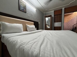 Rom – deluxe | Skrivebord, skrivebord for bærbar PC og wi-fi (inkludert)