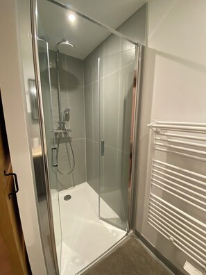 Een douche, een haardroger, handdoeken, zeep