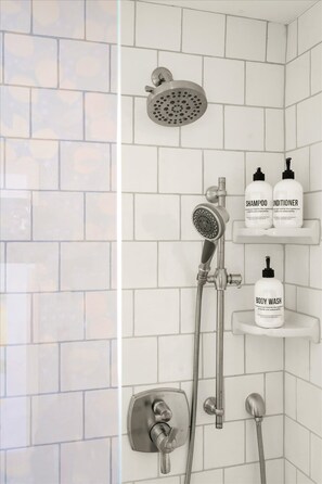 Een douche, een haardroger, handdoeken