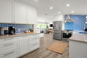 Fridge, microwave, oven, stovetop - The Citrus House | Pool & Hot Tub Right in Arcadia (Phoenix)